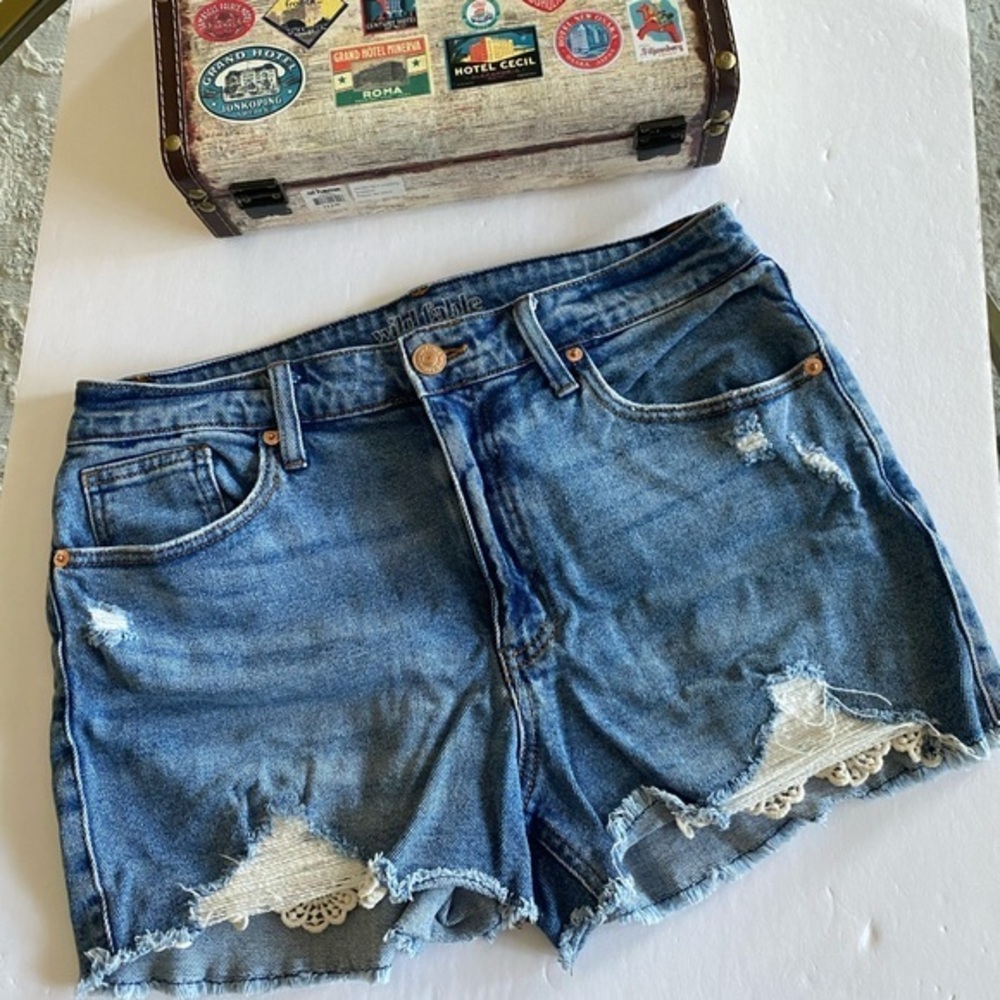 Wild Fable high rise distressed cutoffs with crochet detail, Sz. 10